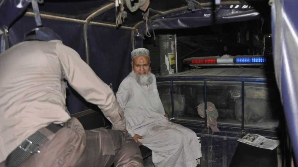 সূত্রাপুরে ভোটকেন্দ্রের সামনে টাকা বিতরণ: জামায়াত নেতার দুই দিনের কারাদণ্ড