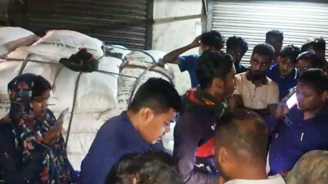 যশোরের অভয়নগরে পাচারকালে ৫৬ বস্তা সরকারি সার জব্দ; আটক ১