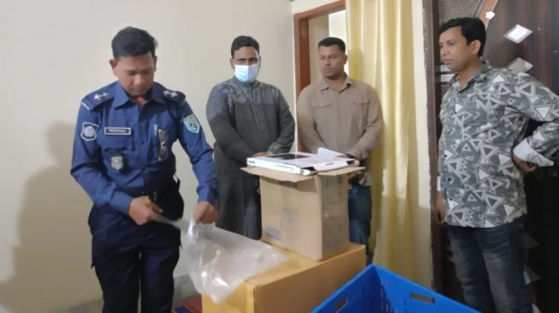 কুড়িগ্রামের রৌমারীতে সরকারি ওষুধ ও সরঞ্জাম পাচারের সময় হাসপাতালের স্টোরকিপার আটক