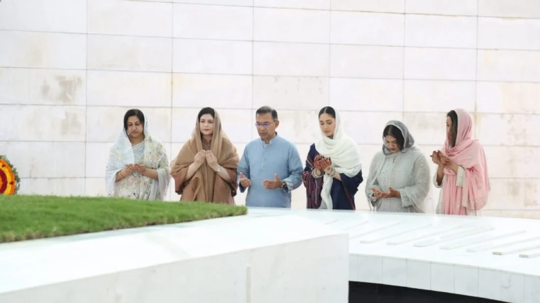 বাবা জিয়াউর রহমান ও মা খালেদা জিয়ার কবর জিয়ারত করলেন প্রধানমন্ত্রী তারেক রহমান