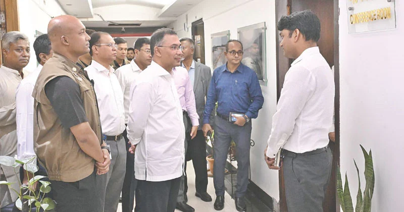 সচিবালয়ে প্রধানমন্ত্রীর আকস্মিক পরিদর্শন: প্রশাসনে চাঞ্চল্য ও আশার আলো