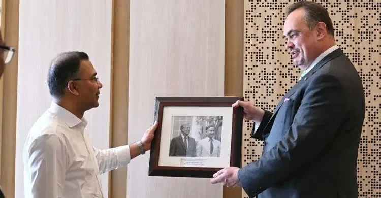 প্রধানমন্ত্রী তারেক রহমানের হাতে দুটি দুর্লভ ছবি তুলে দিলেন মার্কিন রাষ্ট্রদূত