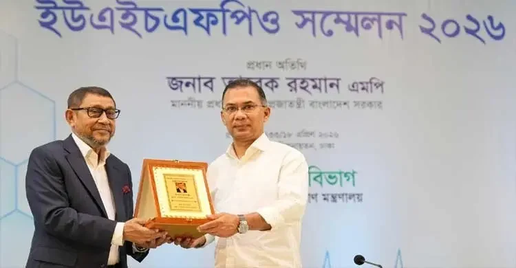 ‘মন্ত্রী সাহেব, প্রশংসা একটু কম’: স্বাস্থ্যমন্ত্রীকে হাসিমুখে থামিয়ে দিলেন প্রধানমন্ত্রী
