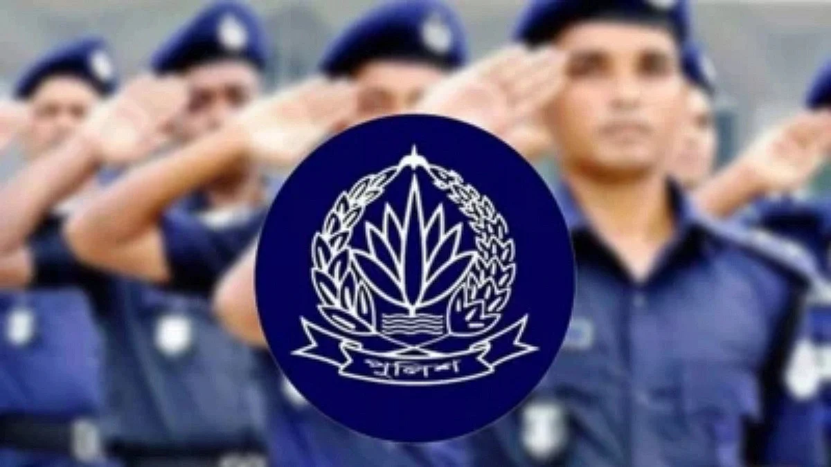 পুলিশের নতুন পোশাক পরিবর্তনের সিদ্ধান্ত স্বরাষ্ট্রমন্ত্রীর: শার্ট ‘নেভি ব্লু’, প্যান্ট হবে ‘খাকি’