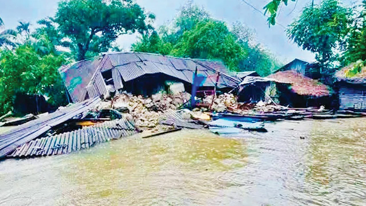 বন্যায় বাঁশখালীতে ৩০ হাজার মাটির ঘর ধ্বংসের ক্ষত, ক্ষতি অর্ধশত কোটি টাকা