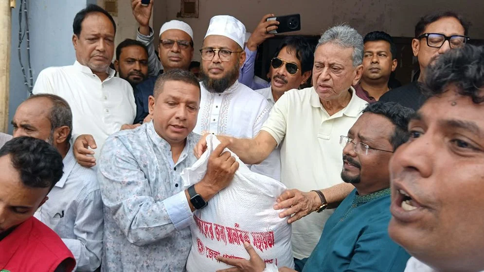 বাঁশখালীতে ৭৫ হাজার মানুষ ত্রাণের আওতায়, পর্যায়ক্রমে সব ক্ষতিপূরণের আশ্বাস অর্থমন্ত্রীর