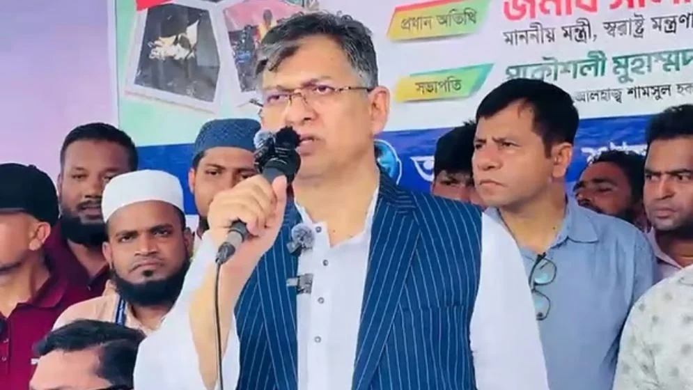 ক্ষতিগ্রস্তদের দীর্ঘমেয়াদি পুনর্বাসন ও টেকসই বেড়িবাঁধ নির্মাণের ঘোষণা স্বরাষ্ট্রমন্ত্রীর