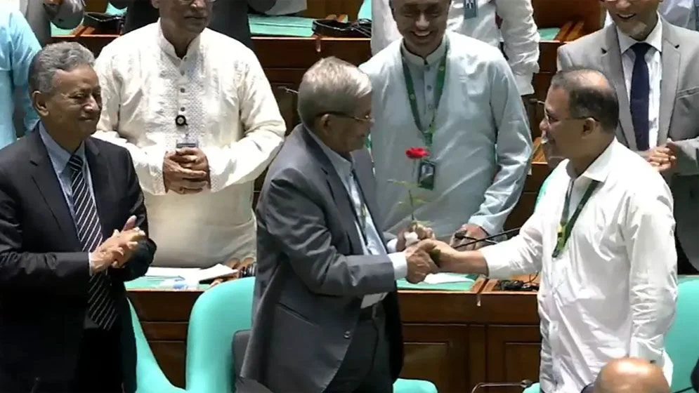 রাষ্ট্রপতি হিসেবে বিজয়ী মির্জা ফখরুলকে তারেক রহমানের লাল গোলাপের শুভেচ্ছা